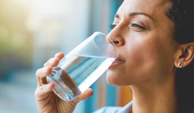 prevenzione-gastrite-bere-acqua
